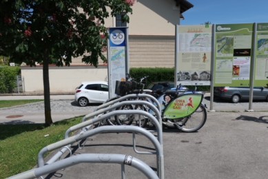 Image of bike rack in front of the Melk train station.